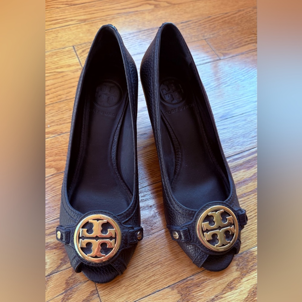 Tory Burch Leticia Peep Toe Wedges Black Pebbled Leather Gold Logo, Size 5M, EUC